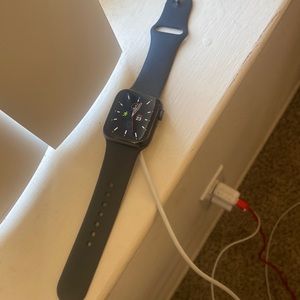 Apple Watch works perfectly fine used once or twice good condition